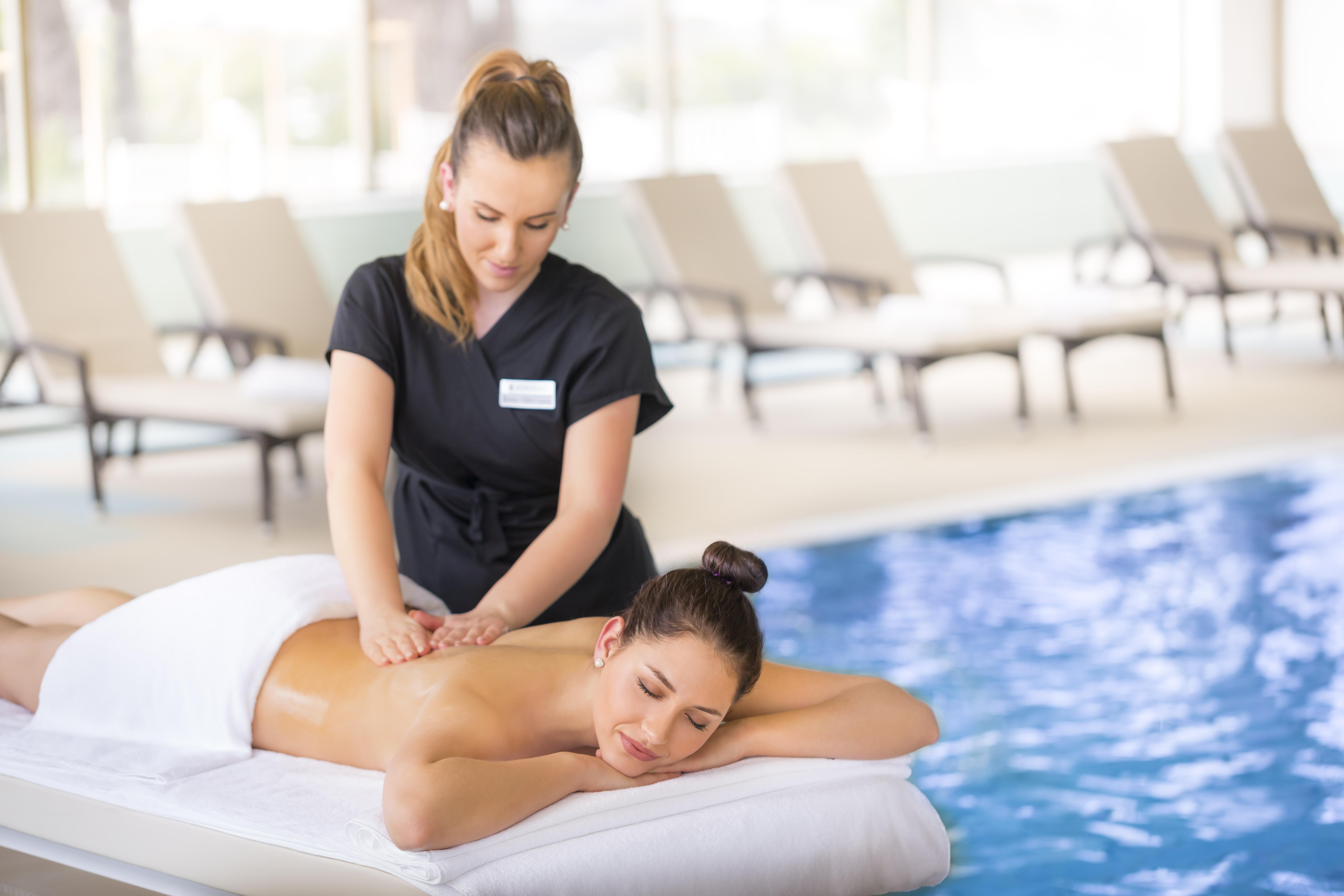 Remisens Hotel Metropol Portorož Zewnętrze zdjęcie Massage therapist working on a woman's back